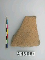 藏品(淺褐色粗砂陶片)的圖片